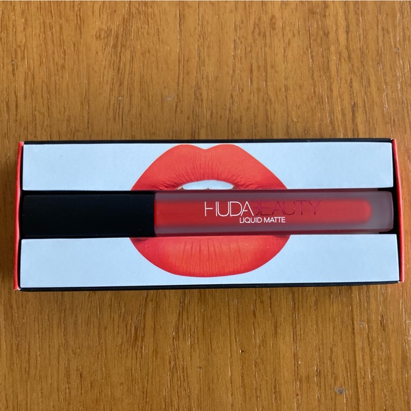 Liquid Matte Ultra-Comfort Transfer-Proof Lipstick in Slaytina - Picture 2 of 7